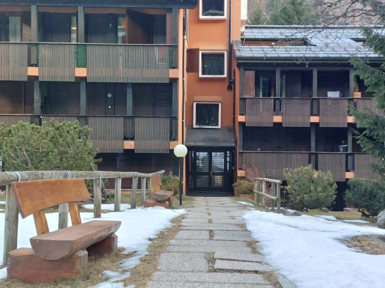 Holiday apartment with yard — photo 3