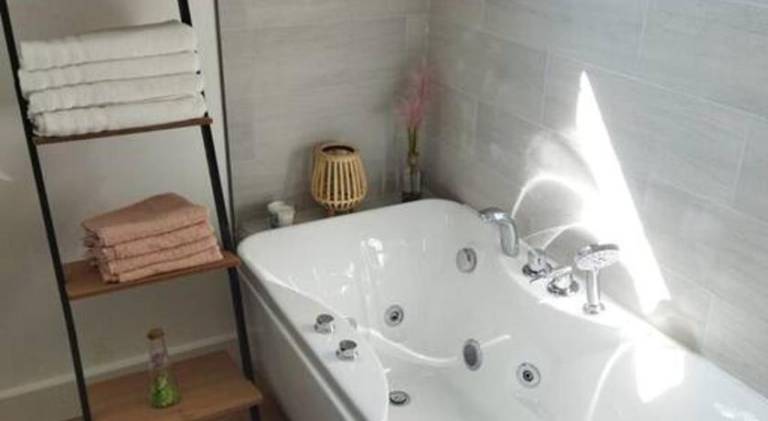 Wonderful vacation home with hot tub | Pet-friendly — photo 3