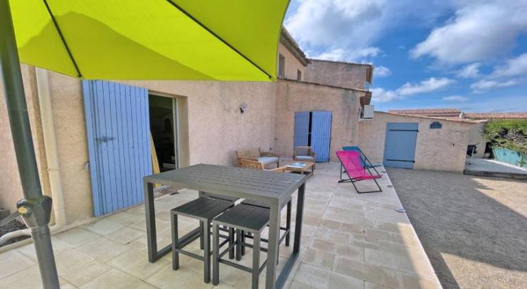 Vacation home with barbeque, terrace & yard — photo 5