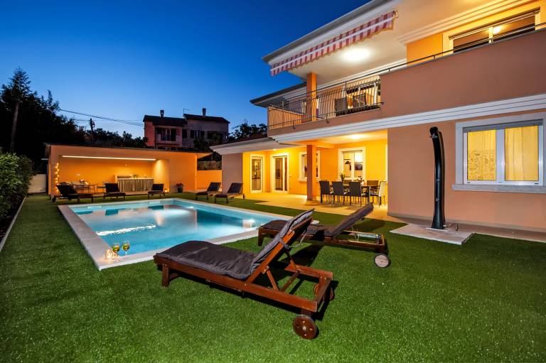 Villa with private pool, BBQ & hot tub — photo 3
