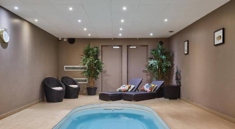 Serviced apartment with patio & jacuzzi | Good for workation — photo 3