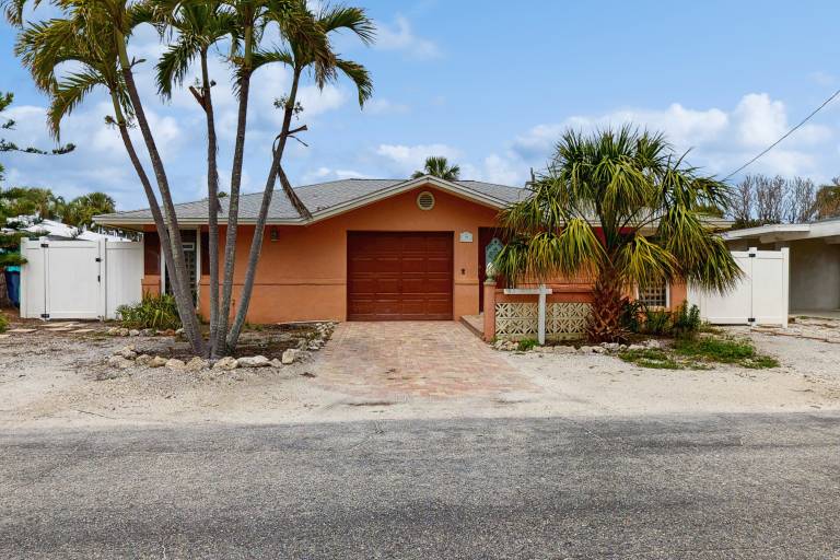 House  Holmes Beach