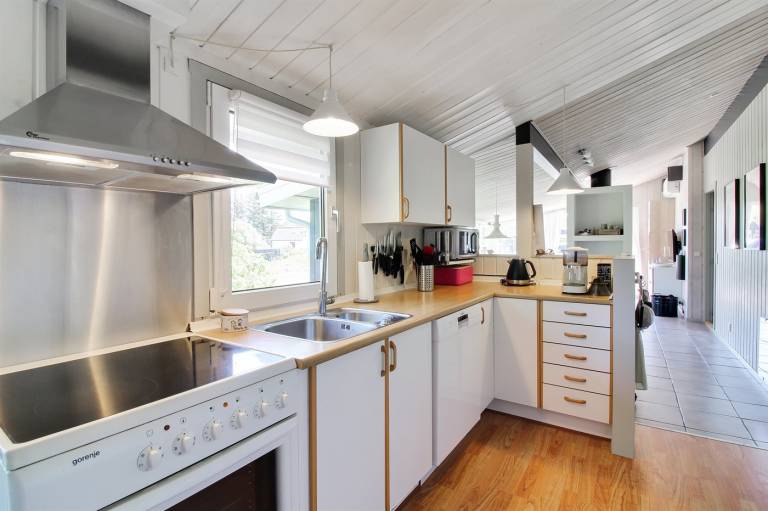 Fully equipped pleasant vacation home with barbeque, hot tub & patio | Dogs allowed — photo 4
