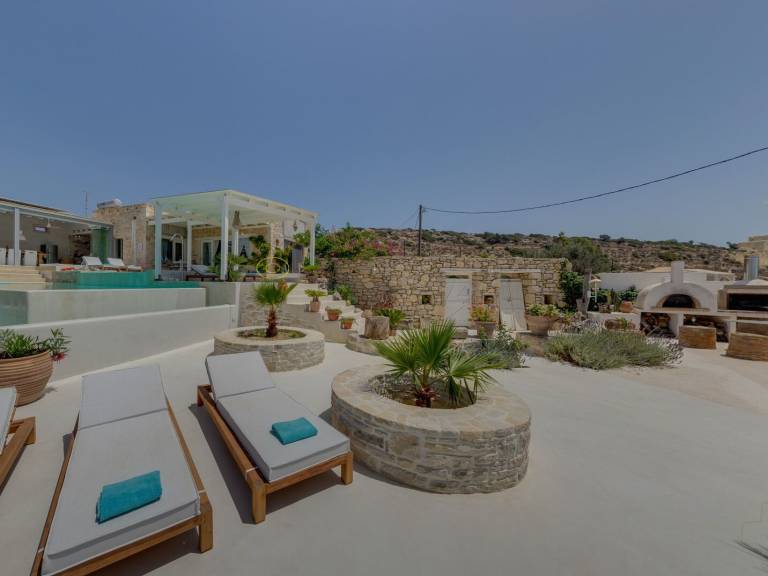 Villa with yard, grill & jacuzzi — photo 4