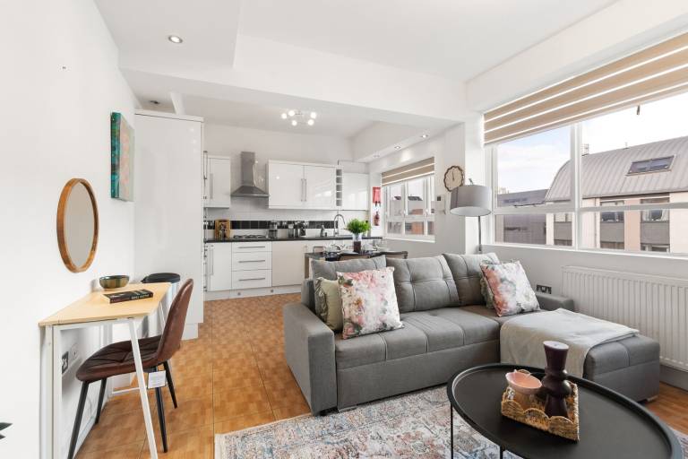 Central London Gem &ndash; 2BR 2BA Near Hatton Garden
