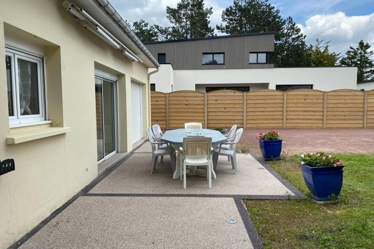 House with terrace & yard — photo 2