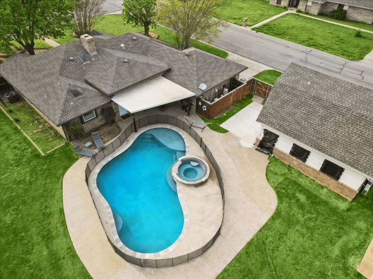 Gorgeous 4Br Home with Huge Yard Pool Hot Tub — photo 2