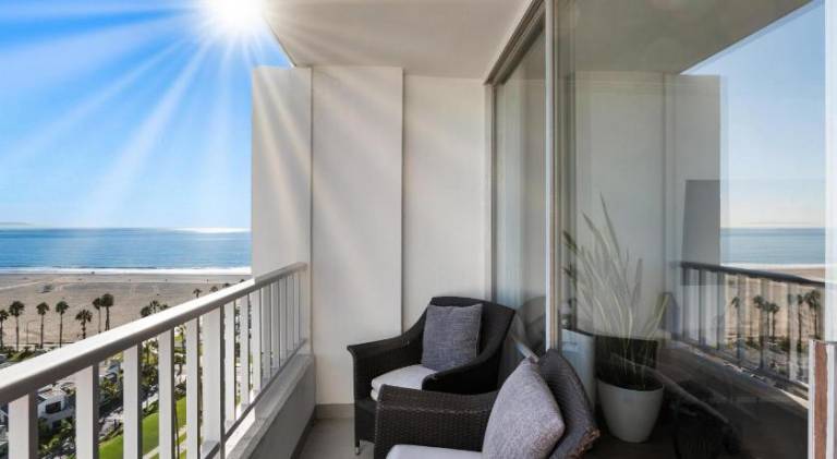 The violet-Santa Monica highrise beach front&view — photo 2