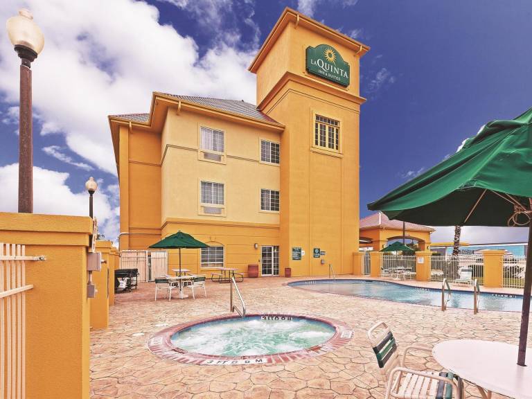La Quinta Inn & Suites by Wyndham Corpus Christi Northwest — photo 3
