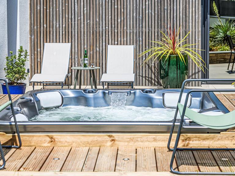 Vacation home with patio, yard & hot tub — photo 2