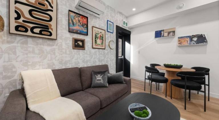 Casa Hotels McCaul New Downtown Suite w Laundry