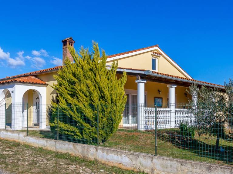 Pleasant vacation home with yard, terrace & BBQ | Pets are welcome in Medulin