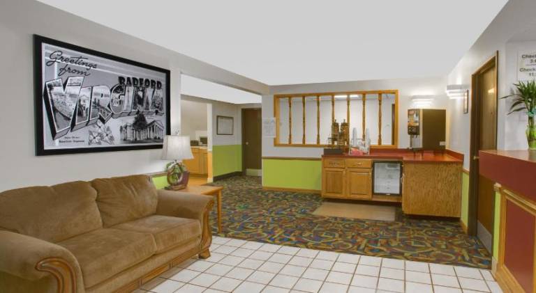 Super 8 By Wyndham Radford Va — photo 2