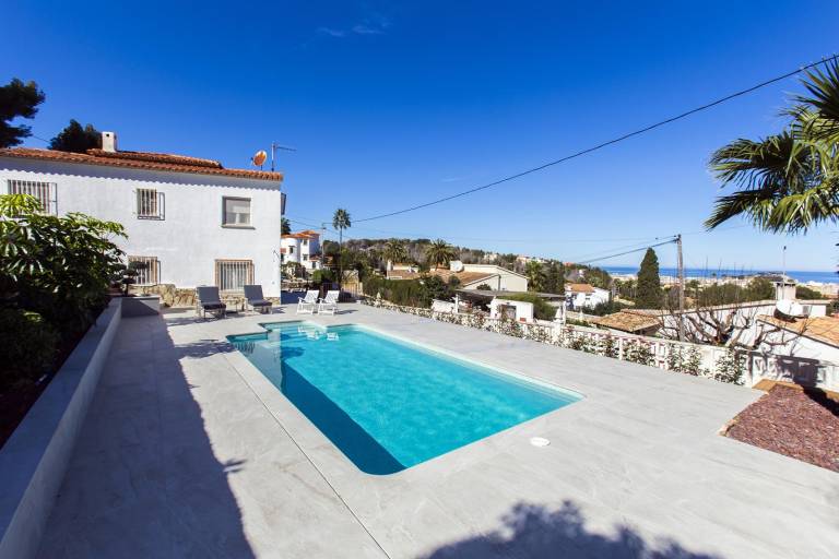 Villa with yard, barbecue & terrace — photo 3