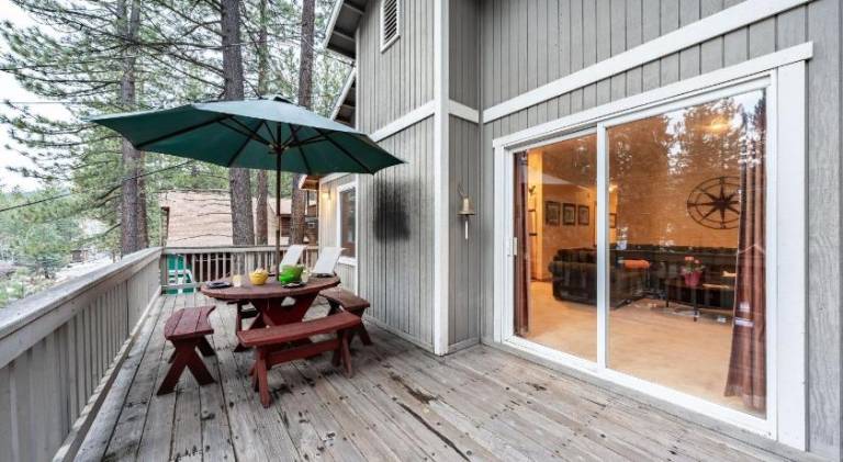 Stylish Truckee Retreat Deck Near Lake Skiing Moraine by AvantStay — photo 4