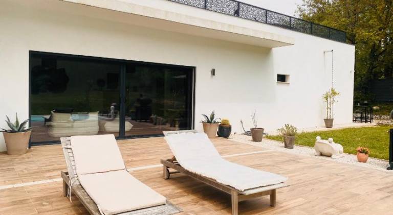 Villa with pool — photo 4