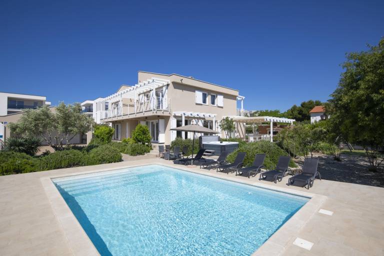 Villa with jacuzzi, patio & grill | Water view — photo 2