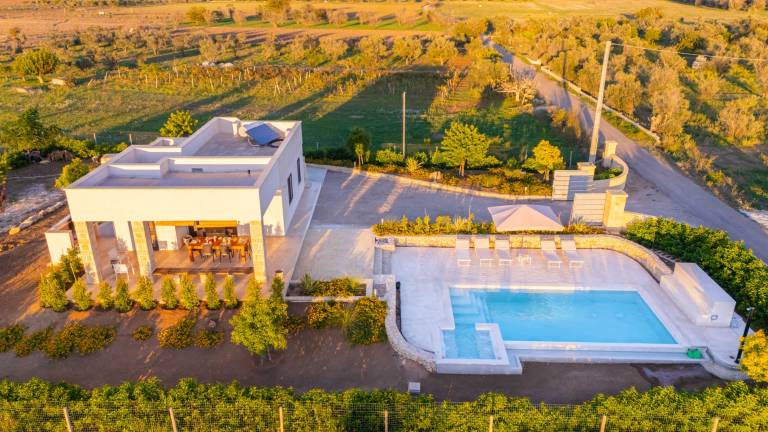 Villa with private pool, yard & jacuzzi — photo 4