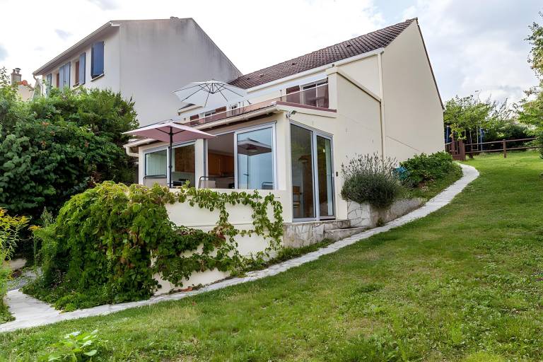 House with yard & BBQ | Water view in Suresnes