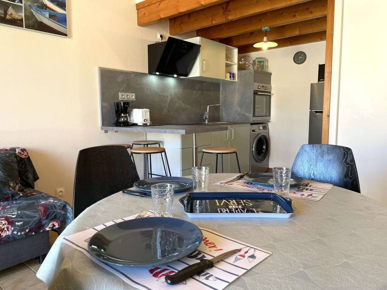 Quiet 1BR House with Terrace and Parking, 10min Walk to Beach, in Saint-Gilles-Croix-de-Vie — photo 4