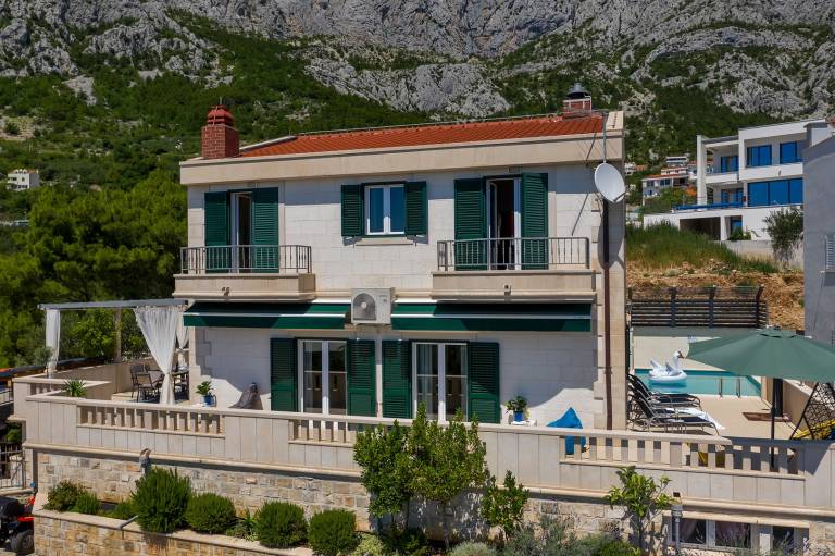 Villa with private pool, barbeque & patio | Water view — photo 3