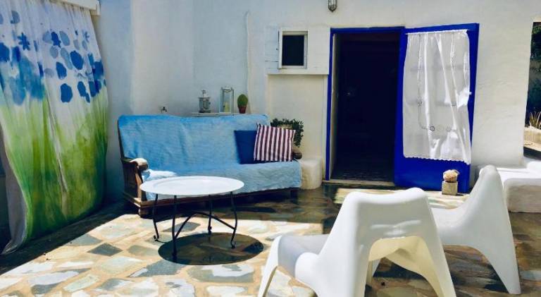 Holiday apartment with yard, barbecue & patio in Rhodes