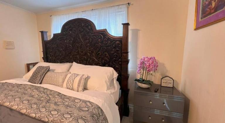 Private Guest Room 5 Min and less from FAMU, FSU, Downtown- TheDollHouse in Tallahassee, FL