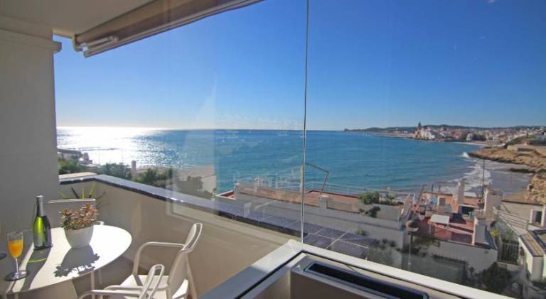 Nice holiday apartment with garden, pool & terrace | Next to the beach | Pet-friendly in Sitges