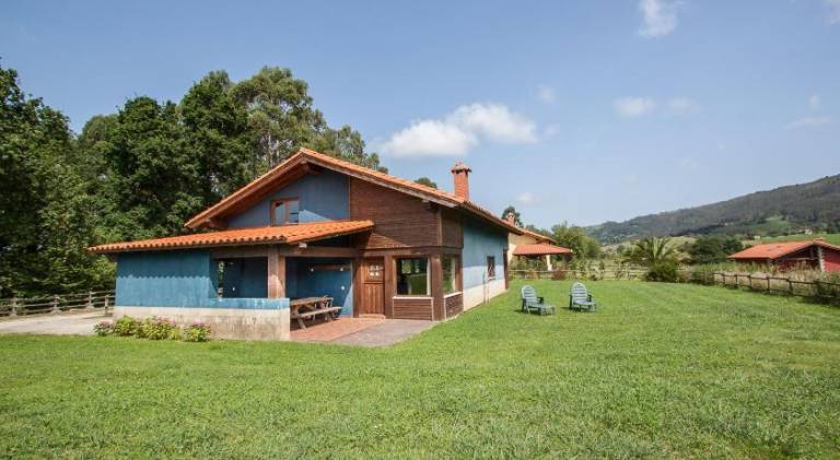 Fully equipped vacation home with yard, patio & BBQ | Suitable for remote work | Pet-friendly in Llanes