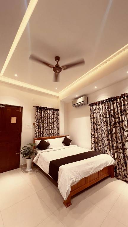 Thayamkery s Royal Inn