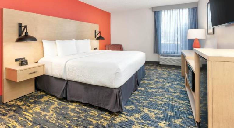 La Quinta Inn & Suites by Wyndham Dallas - Las Colinas — photo 2