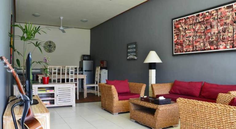 Lovely villa with garden, patio & pool | Suitable for remote work | Pets allowed — photo 5