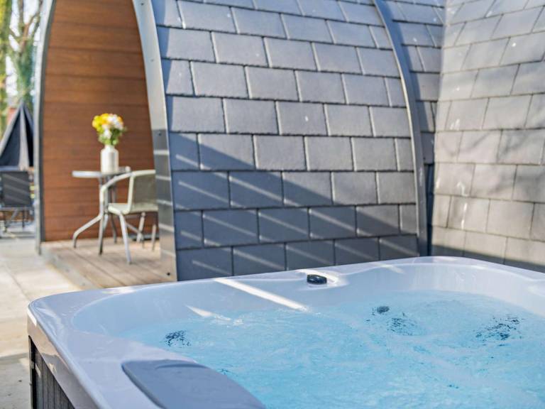 Lodge with hot tub — photo 2