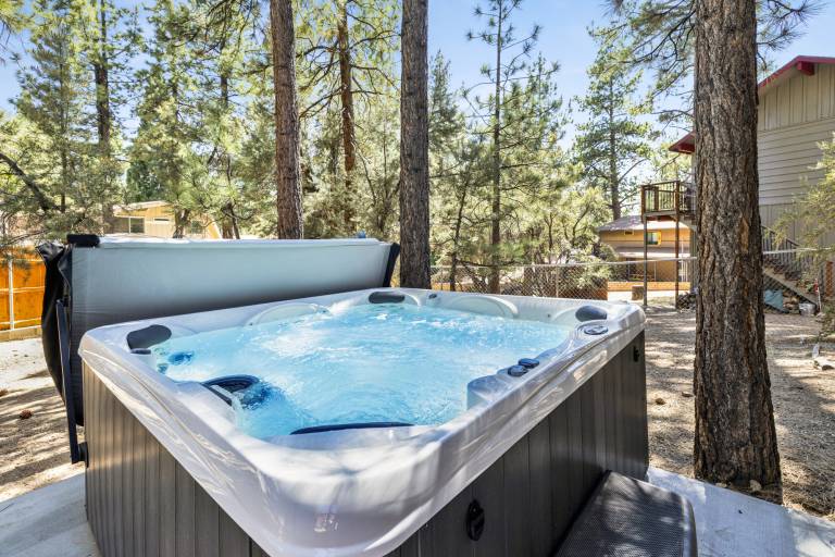 Cabin with jacuzzi & BBQ | Mountain view in San Bernardino, CA