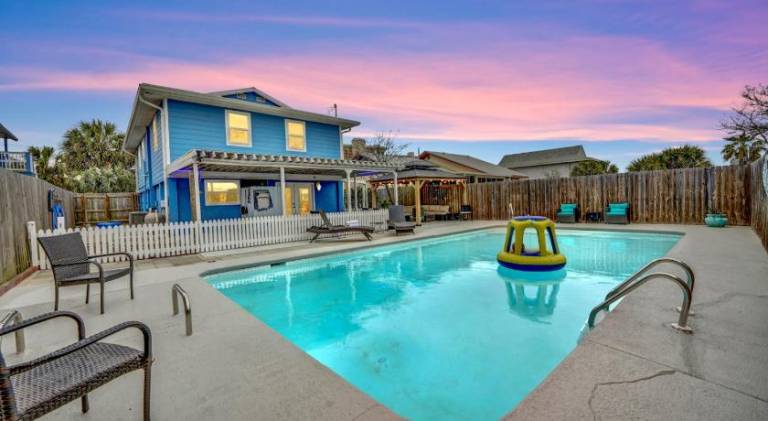 Big vacation home with pool | Next to the beach | Good for workation | Pet-friendly in Panama City