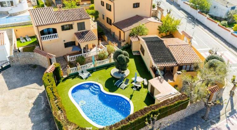Vacation home with pool | Pets allowed — photo 5