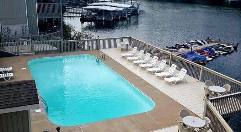 Vacation home with pool — photo 4