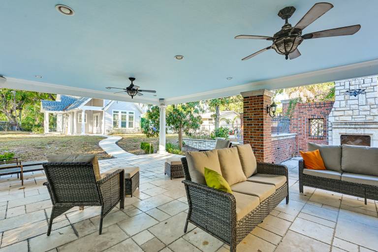 1 Block to Sims Park Spacious Getaway w Balcony