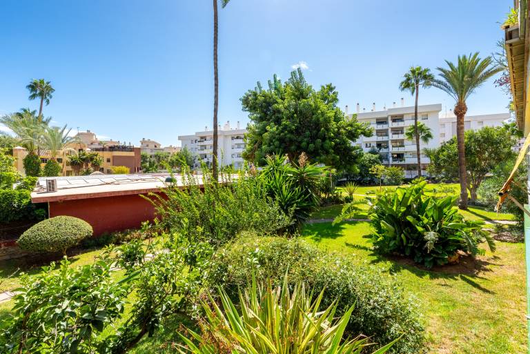 Apartment with fast internet & garden | Garden view — photo 3