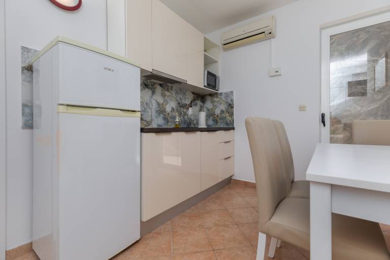 Two bedroom apartment with balcony and sea view Lokva Rogoznica, Omiš (A-23105-c) — photo 4