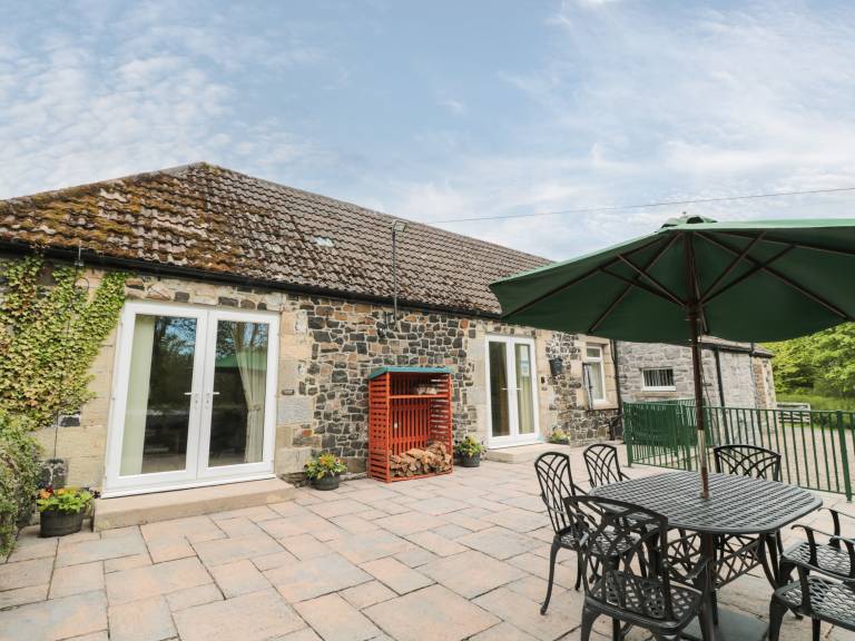 Cottage with jacuzzi & yard — photo 2