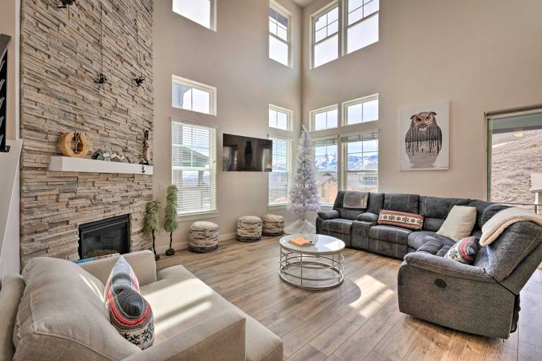 Inviting Hideout Townhome w Balcony & Lake Views