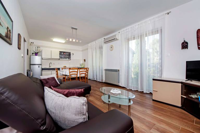 Holiday apartment with garden — photo 4