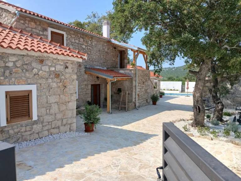 Villa with garden, patio & private pool — photo 3