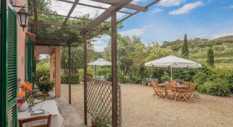 Holiday apartment with barbecue & garden — photo 4