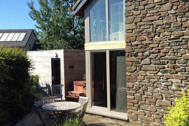 Vacation home with terrace, yard & hot tub — photo 3