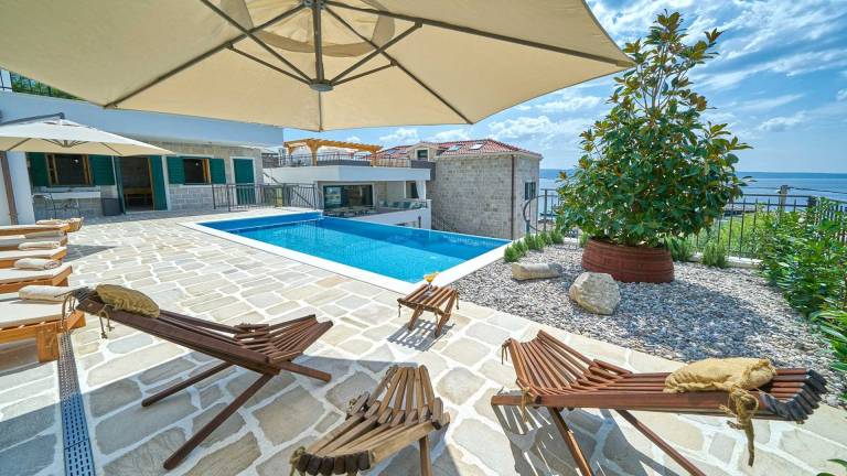 A luxury five-star stone residence in Jesenice — photo 4