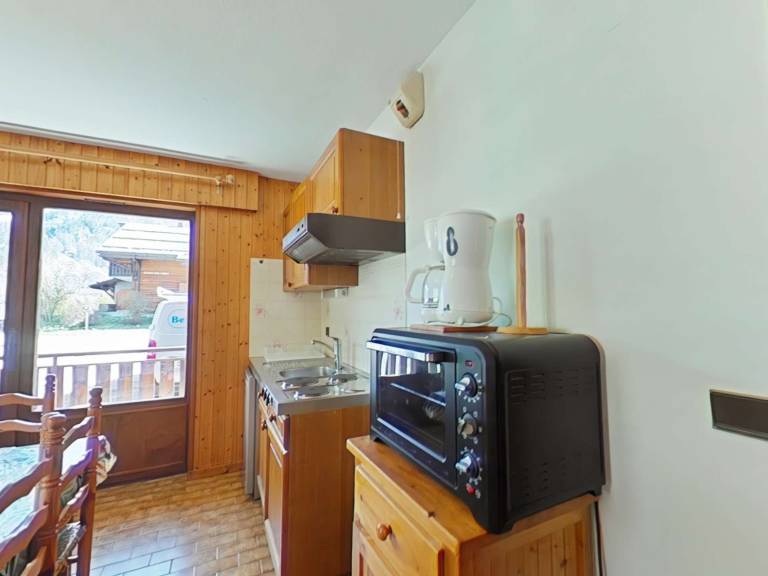 Cozy Studio Cabin, Sleeps 5, Near Village & Ski Trails, Covered Parking Included — photo 4