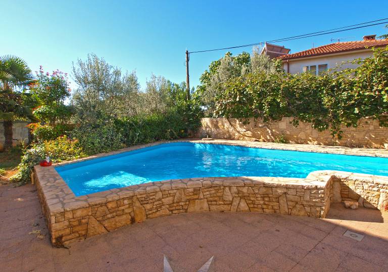 Family-oriented charming rental apartment with pool, patio & barbeque | Dogs allowed — photo 4