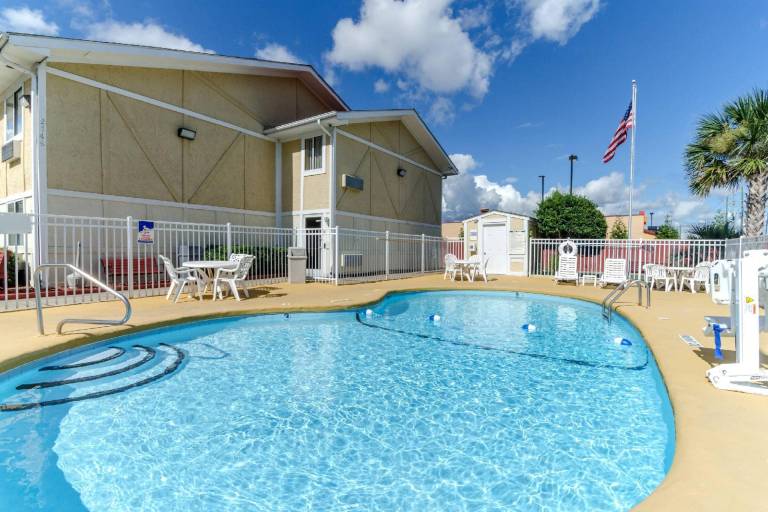 Rodeway Inn & Suites Jacksonville near Camp Lejeune — photo 3